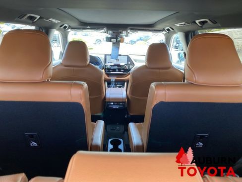 New 2026 Toyota Highlander Platinum AWD/4WD image 12