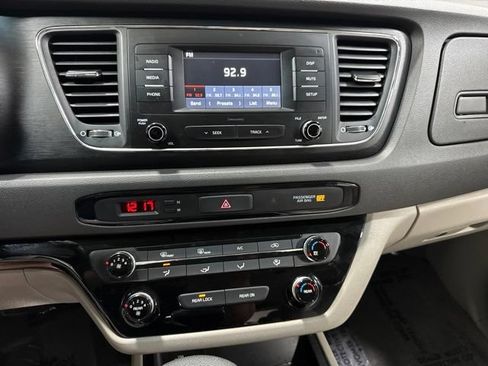 Used 2018 Kia Sedona L FWD image 18