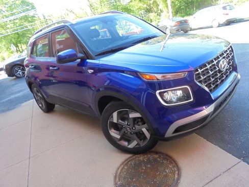 Used 2024 Hyundai Venue Limited FWD image 3