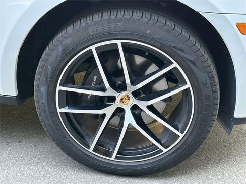 Used 2025 Porsche Macan image 10