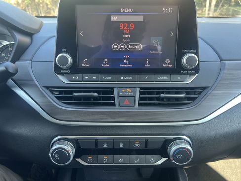 Used 2024 Nissan Altima 2.5 SV FWD image 4