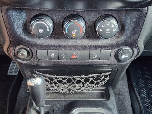 Used 2014 Jeep Wrangler Unlimited Rubicon w/ Connectivity Group AWD/4WD image 19