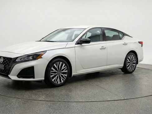 Used 2025 Nissan Altima 2.5 SV image 3