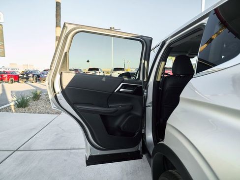 Used 2024 Mitsubishi Outlander SE image 12