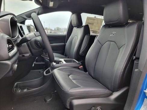 New 2026 Chrysler Pacifica Select AWD/4WD image 19