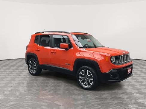 Used 2017 Jeep Renegade Latitude w/ Popular Equipment Group image 31