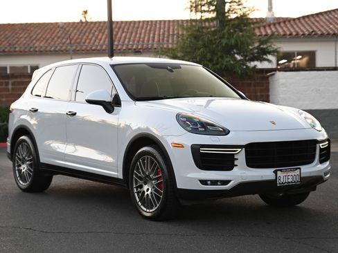 Used 2016 Porsche Cayenne Turbo image 1