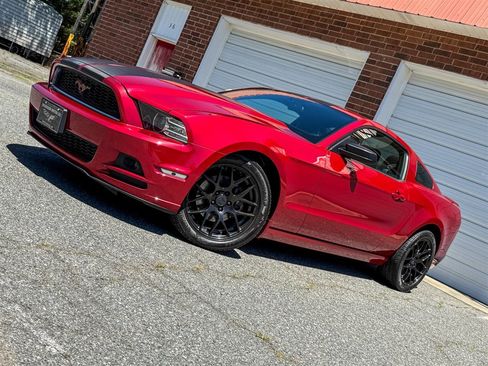Used 2013 Ford Mustang Coupe RWD image 3