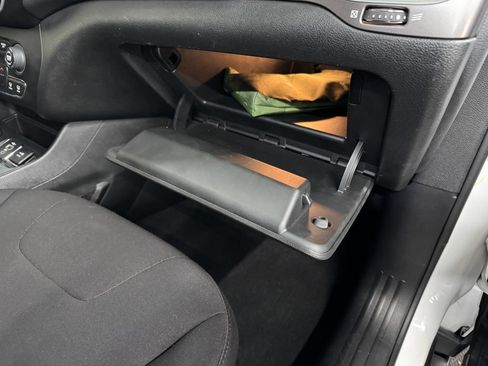Used 2019 Jeep Cherokee Latitude w/ Cold Weather Group AWD/4WD image 30