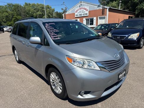 Used 2017 Toyota Sienna XLE w/ XLE Navigation Package FWD image 3