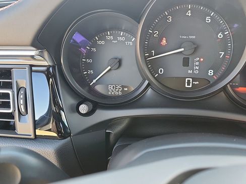 Certified 2025 Porsche Macan image 18