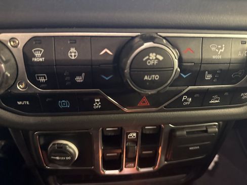 Used 2025 Jeep Wrangler Unlimited Sahara w/ Safety Group image 15