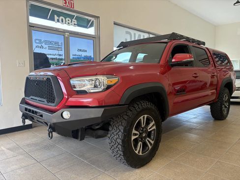 Used 2017 Toyota Tacoma TRD Sport AWD/4WD image 4