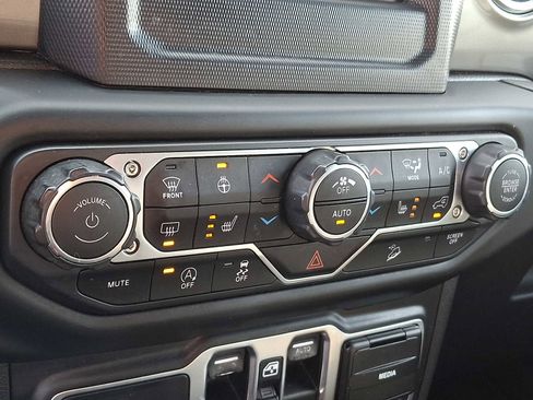 Used 2018 Jeep Wrangler Unlimited Sahara image 11