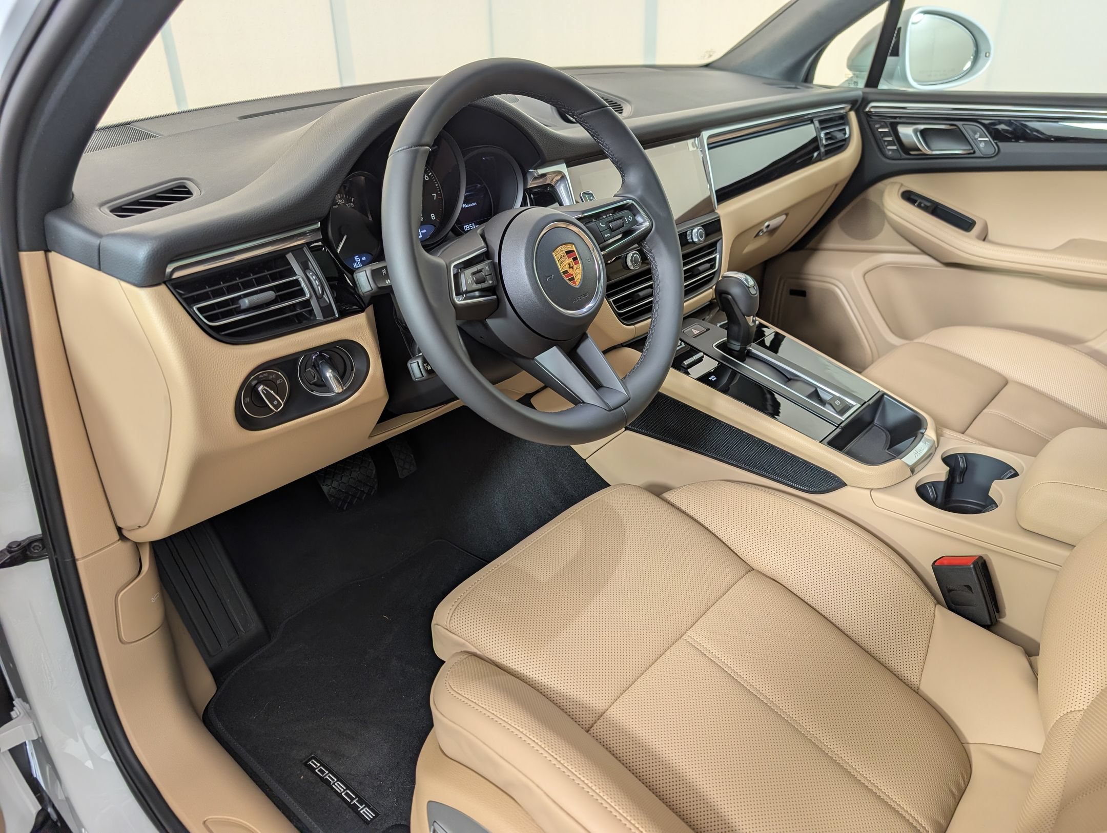 Certified 2026 Porsche Macan AWD/4WD image 4