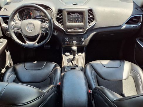 Used 2019 Jeep Cherokee Latitude Plus w/ Cold Weather Group AWD/4WD image 10