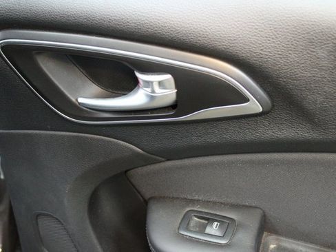 Used 2016 Chrysler 200 Limited image 13