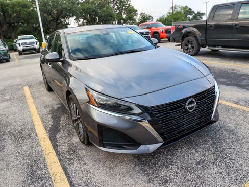 Used 2023 Nissan Altima 2.5 SV FWD image 7