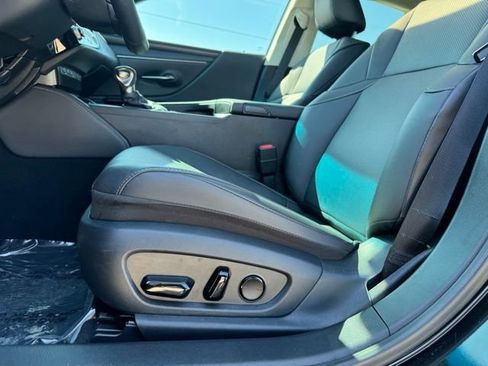 Used 2025 Lexus ES 300h 300h w/ Premium Package image 8