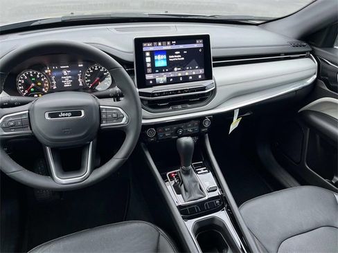 Used 2023 Jeep Compass Limited image 13