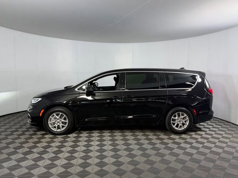 Used 2025 Chrysler Pacifica Select FWD image 10