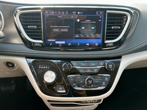 Used 2024 Chrysler Pacifica Touring-L AWD/4WD image 28