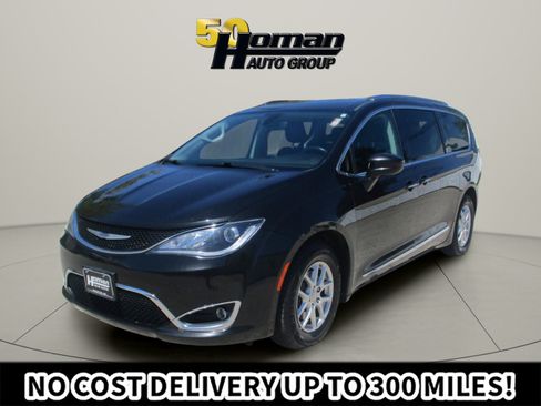 Used 2020 Chrysler Pacifica Touring-L FWD image 1