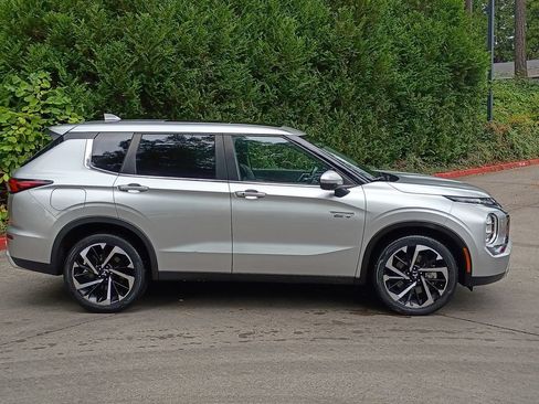 Used 2023 Mitsubishi Outlander SE AWD/4WD image 3