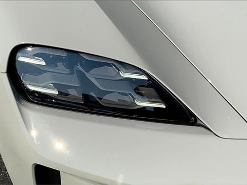 New 2025 Porsche Taycan image 18