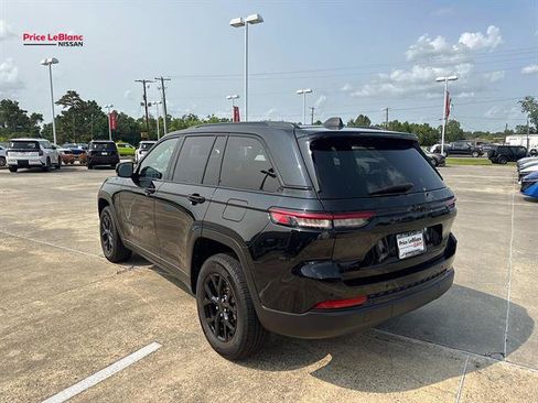 Used 2025 Jeep Grand Cherokee Altitude AWD/4WD image 5