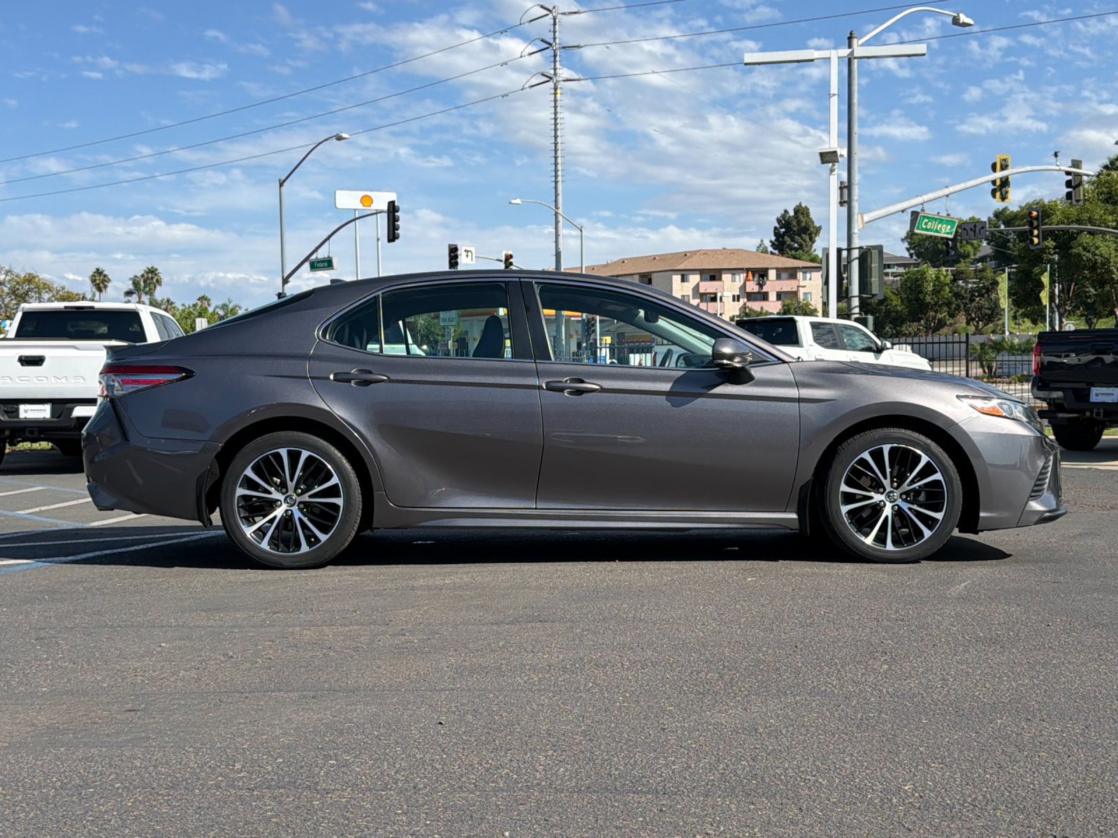 Used 2019 Toyota Camry SE w/ Convenience Package FWD image 6