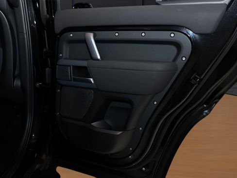 Used 2023 Land Rover Defender 110 X-Dynamic SE image 27