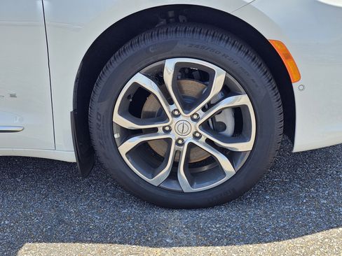 New 2026 Chrysler Pacifica Pinnacle w/ Trailer Tow Group AWD/4WD image 6