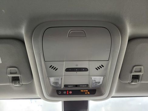 Used 2024 GMC Terrain SLT image 18