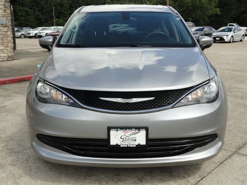 Used 2017 Chrysler Pacifica LX FWD image 2