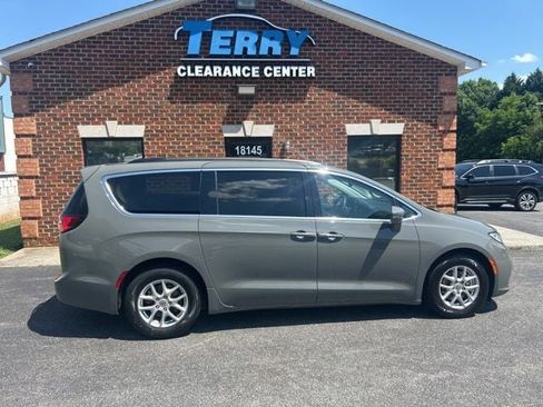 Used 2022 Chrysler Pacifica Touring-L FWD image 5