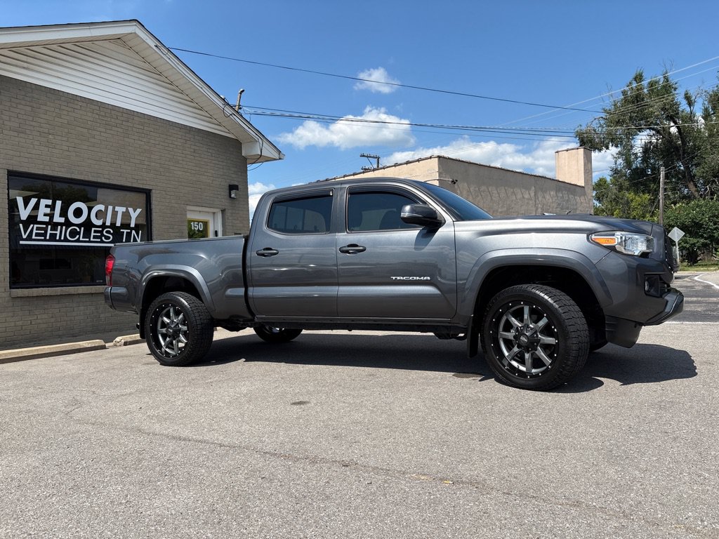 Used 2017 Toyota Tacoma TRD Sport w/ Premium & Technology Package AWD/4WD image 8