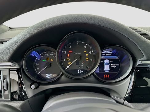 Used 2025 Porsche Macan image 13