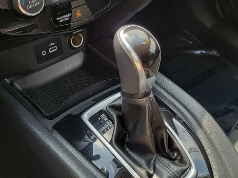Used 2018 Nissan Rogue SV w/ Premium Package FWD image 22