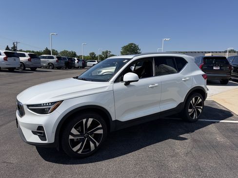 Used 2023 Volvo XC40 B5 Ultimate w/ Protection Package Premier AWD/4WD image 6
