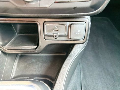 Used 2019 Jeep Renegade Latitude FWD image 28