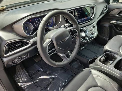 Used 2025 Chrysler Pacifica Select FWD image 18