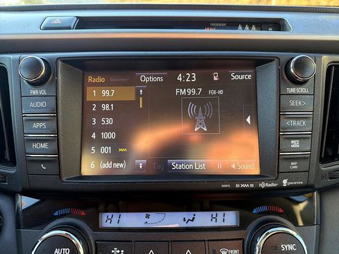 Used 2018 Toyota RAV4 Limited image 17