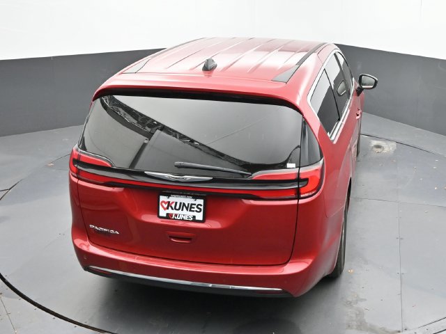 Used 2025 Chrysler Pacifica Select FWD image 36
