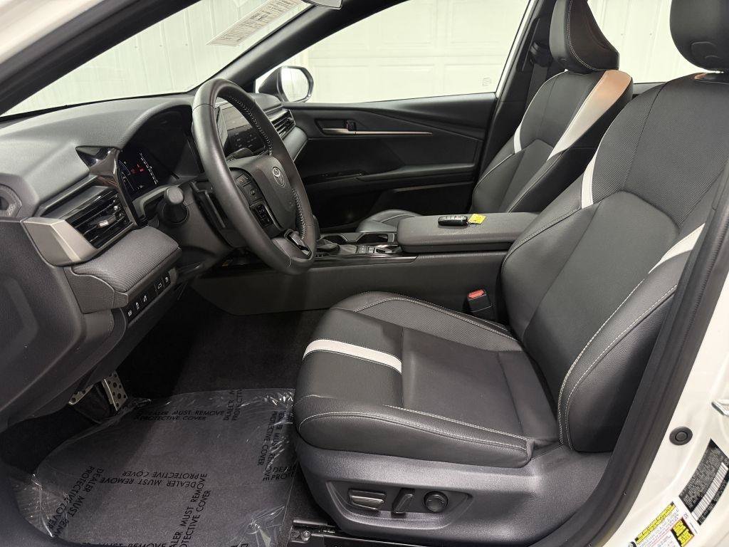 Used 2025 Toyota Camry SE FWD image 11