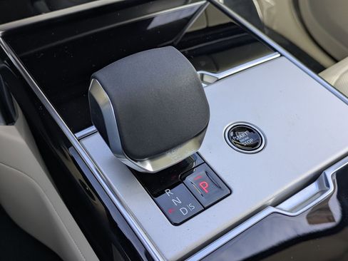 New 2026 Land Rover Range Rover Long Wheelbase SE image 16