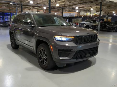 Used 2024 Jeep Grand Cherokee Altitude AWD/4WD image 5