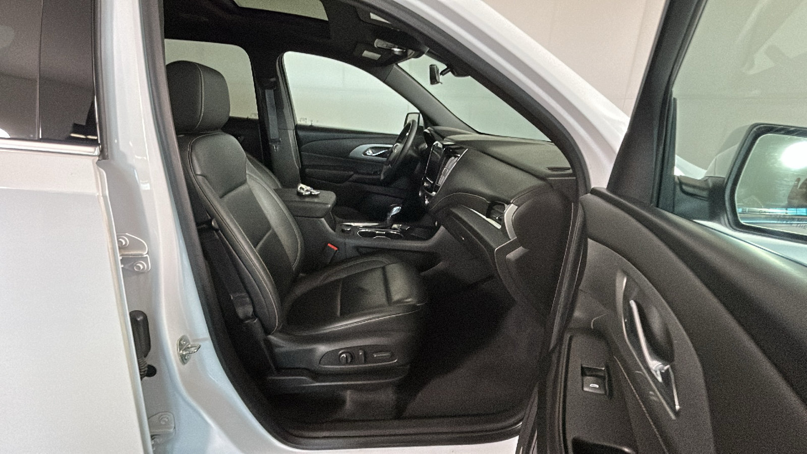 Used 2023 Chevrolet Traverse LT w/ LT Premium Package AWD/4WD image 38