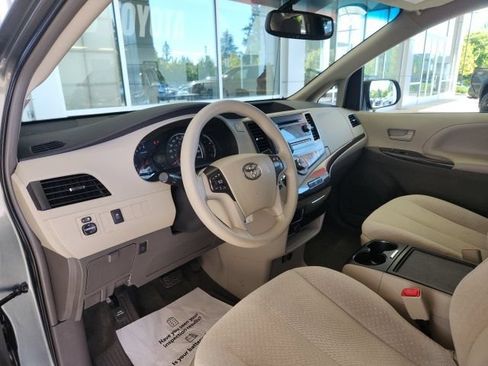Used 2013 Toyota Sienna LE w/ Towing Pkg FWD image 15