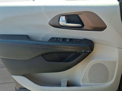 Used 2018 Chrysler Pacifica Touring-L w/ Advanced Safetytec Group FWD image 16